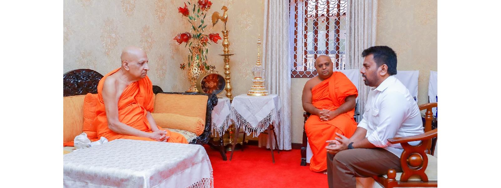 ජනපති මල්වතු මහා නා හිමි බැහැදකී